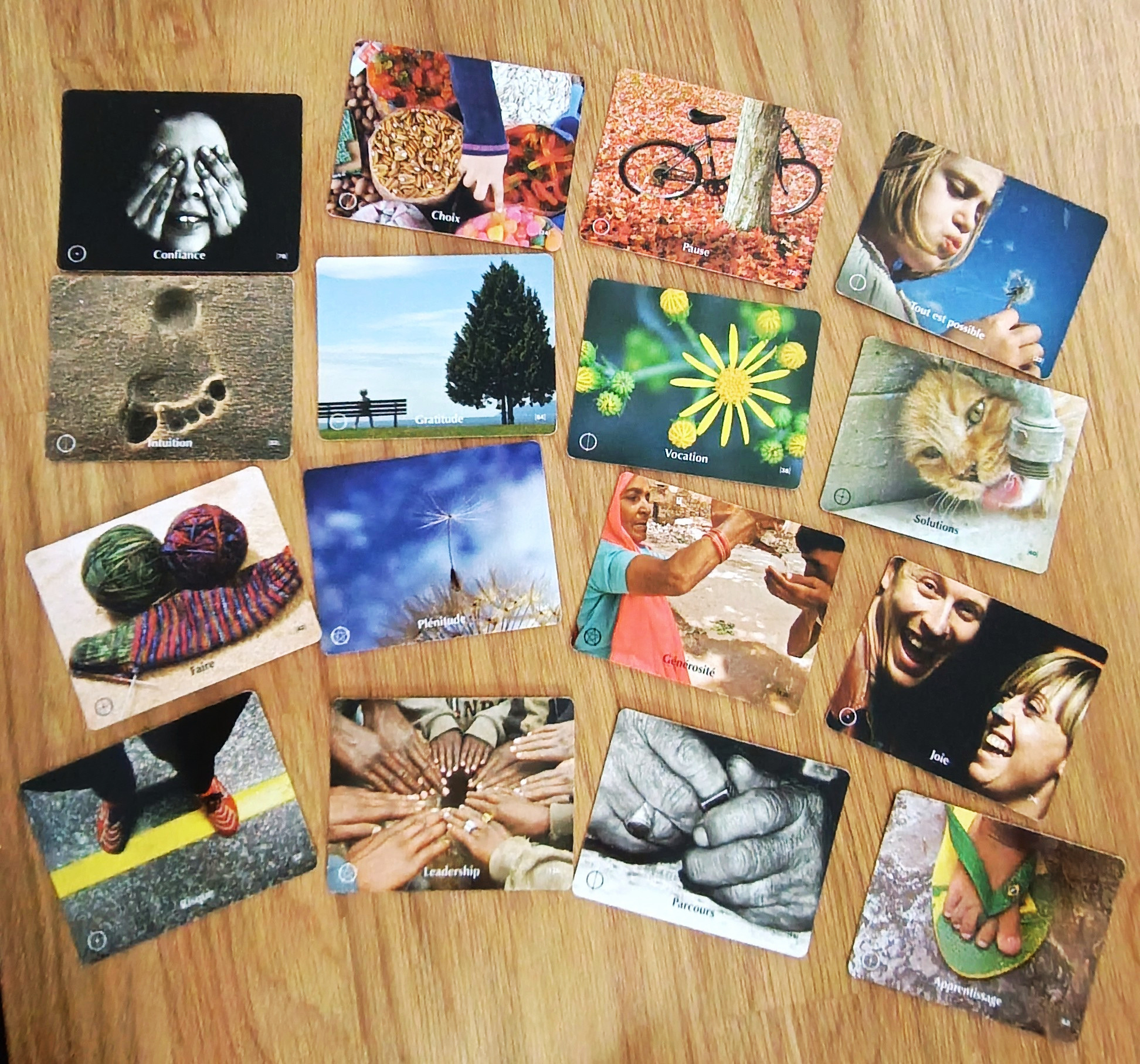 Cartes de coaching disposées sur une table en bois