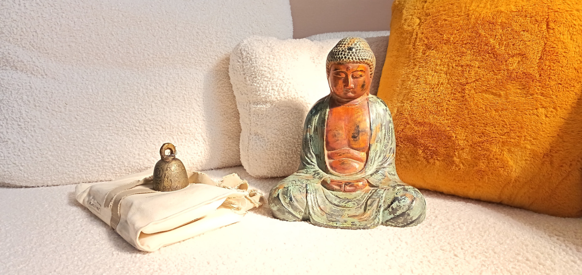 L'espace de coaching : statue de Bouddha, coussins et canapé clair